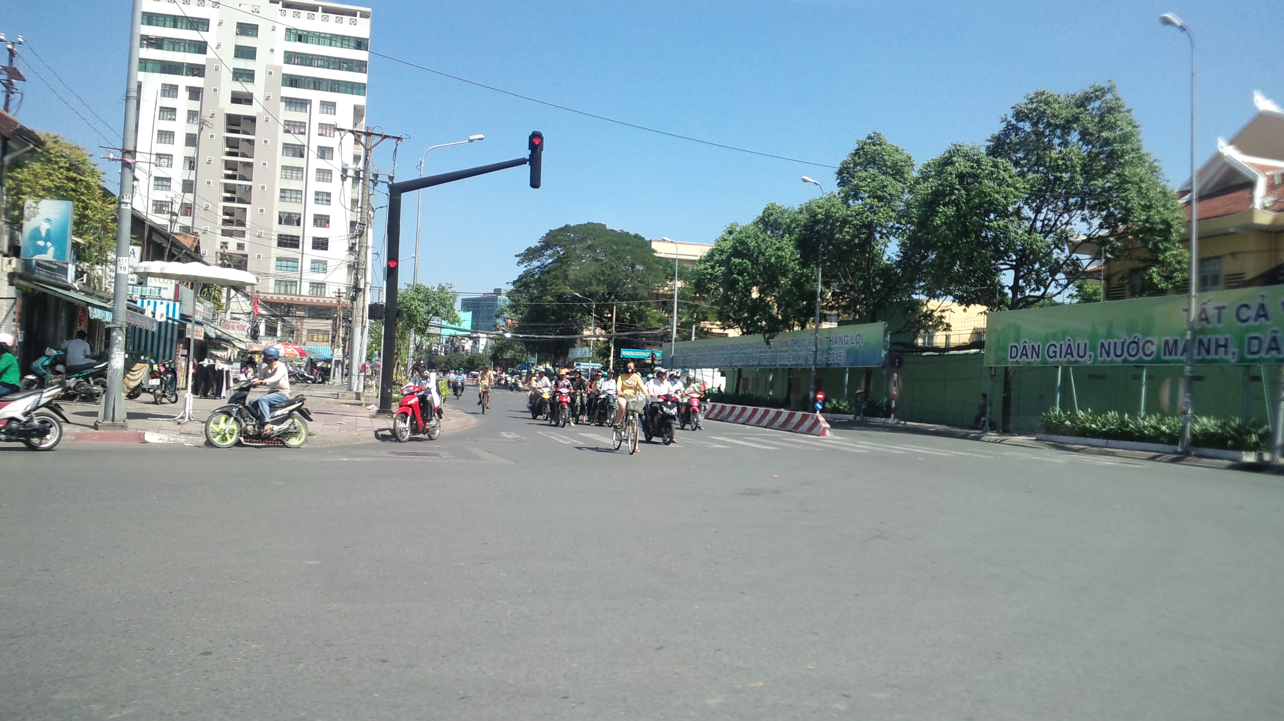 多くのバイクが行き交う東南アジアの街並み