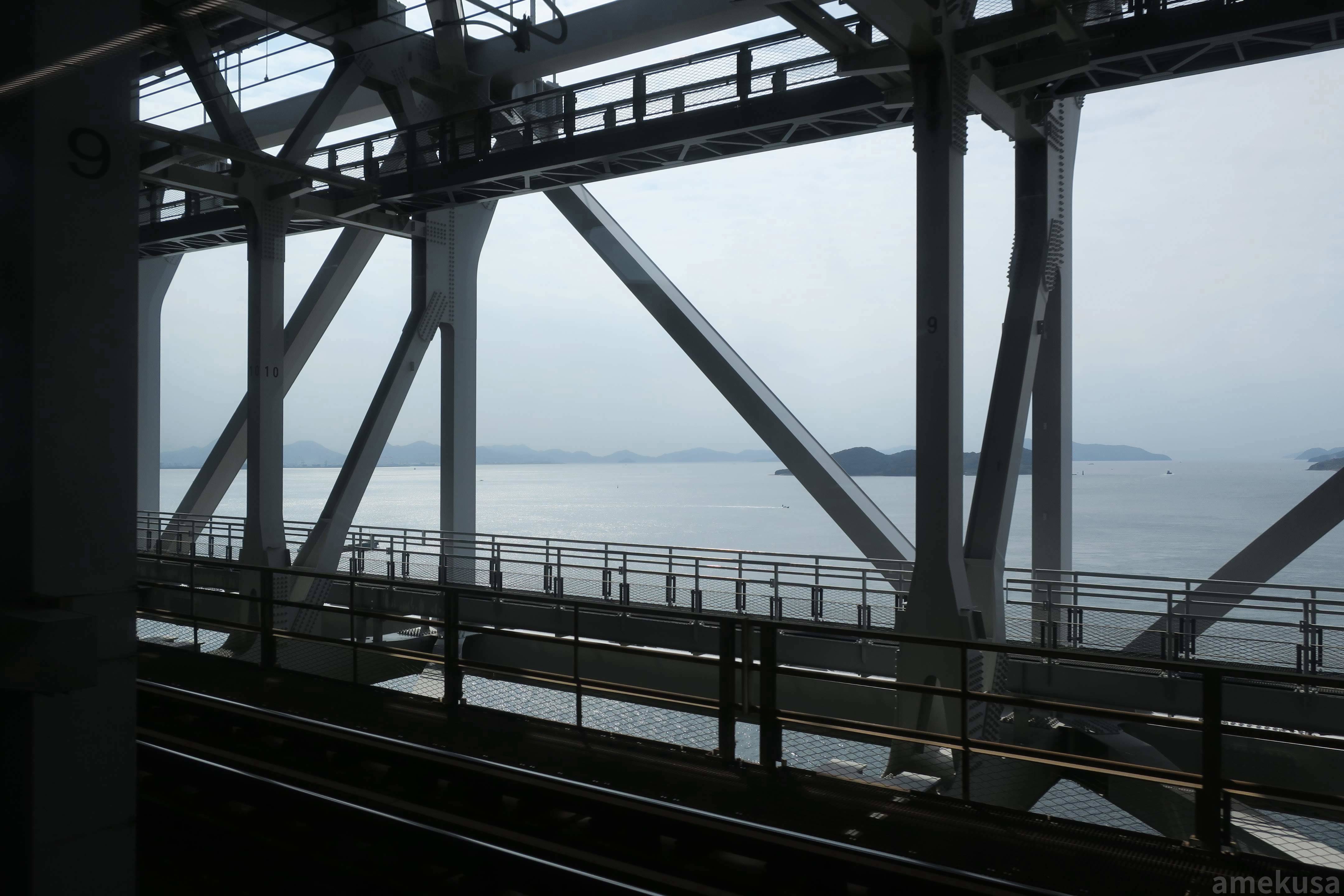 橋の鉄骨越しに見える海