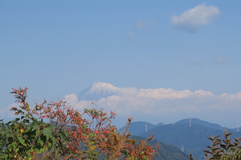 山並みと秋晴れの空に浮かぶ富士山