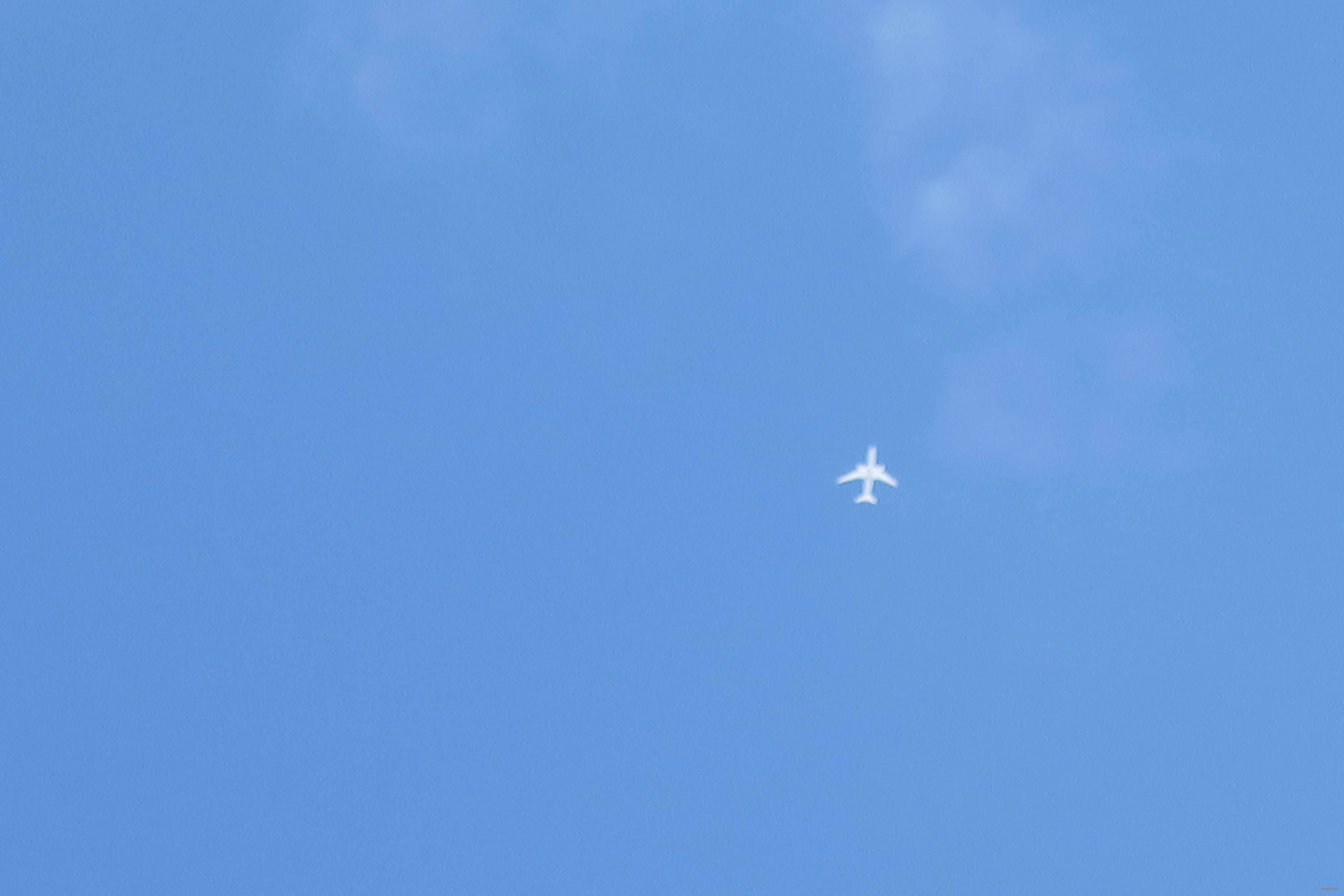 青空を飛ぶ飛行機