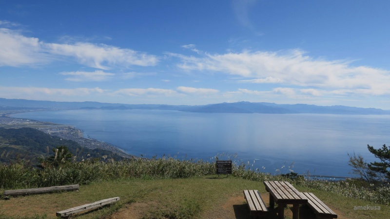 浜石岳から望む駿河湾と展望ベンチ