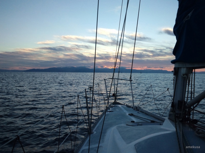 ヨットから望む夕暮れの海