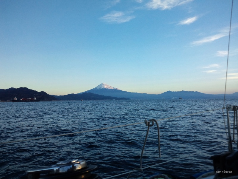 ヨットから海越しに望む富士山