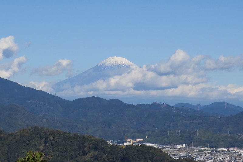 雲間に顔を覗かせる雪化粧の富士山